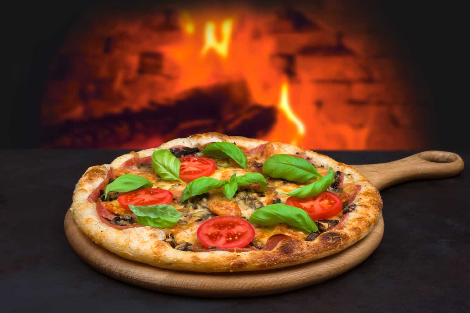 传统的烤披萨，背景是模糊的砖炉火