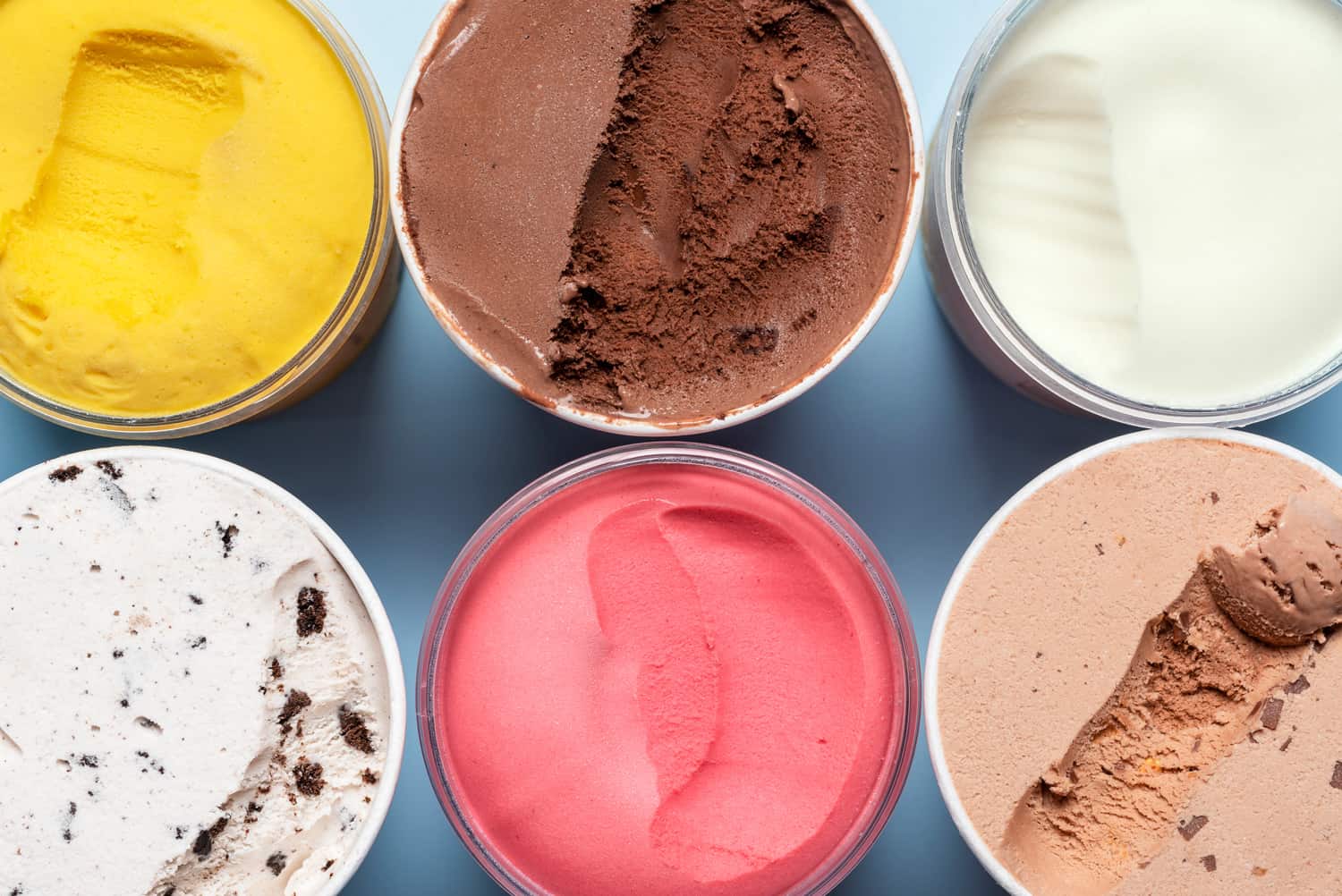 各种冰淇淋和冰沙。冰淇淋容器的俯视图。
