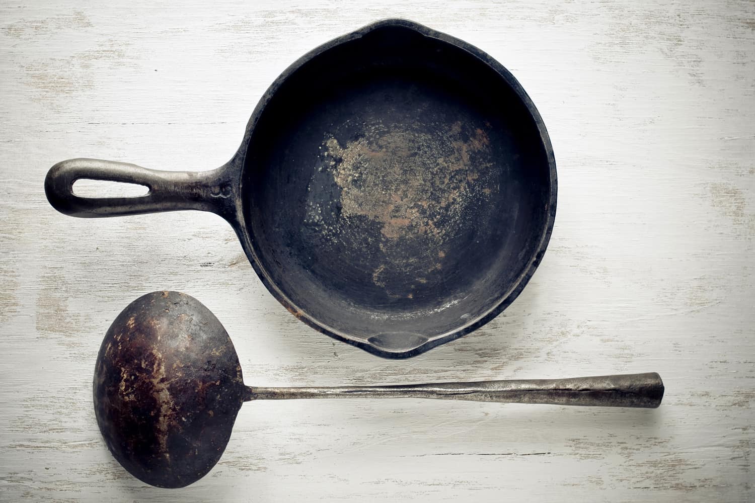 老式铸铁煎锅和勺子。更多物体图像: