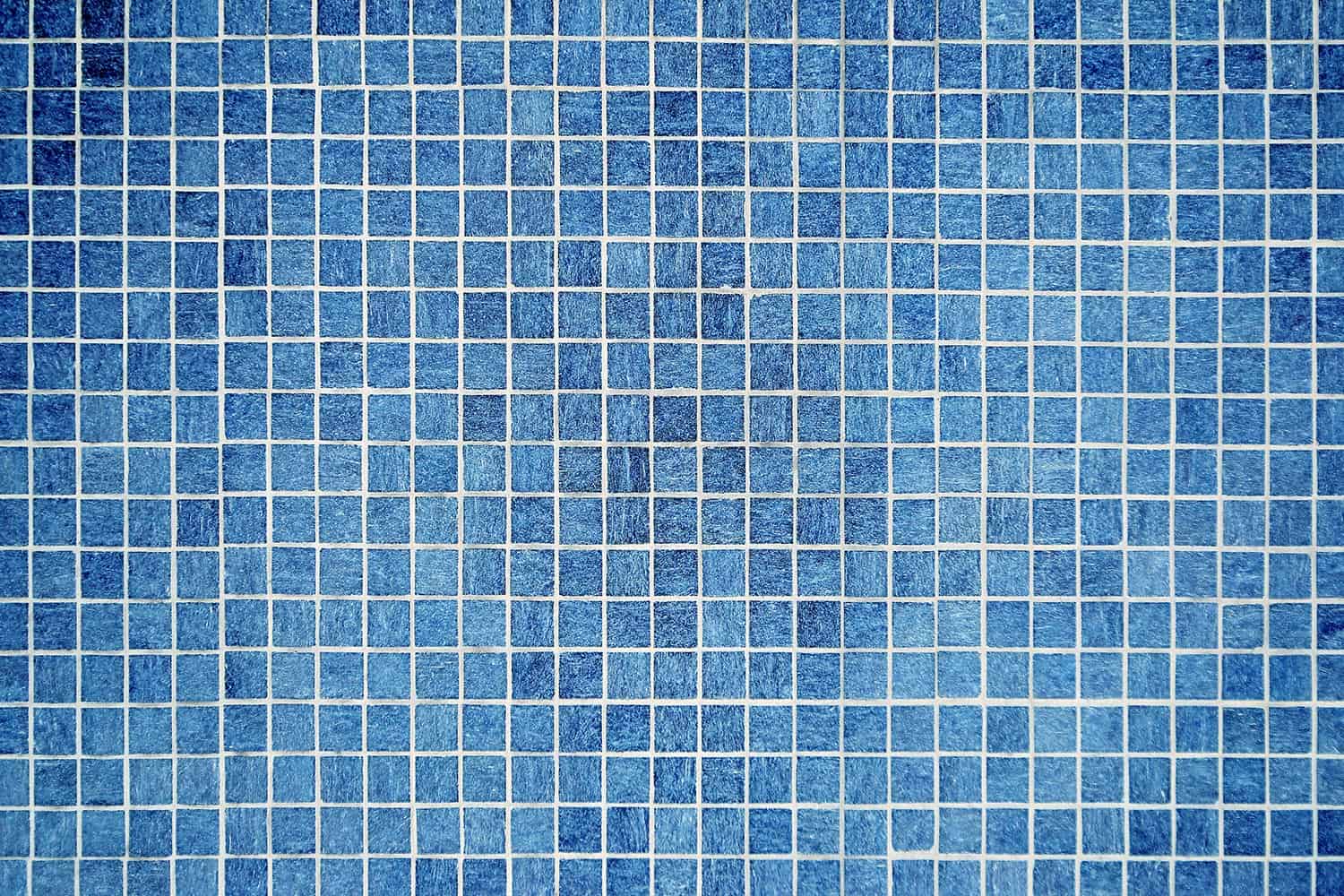墙壁和地板马赛克瓷砖在天蓝色