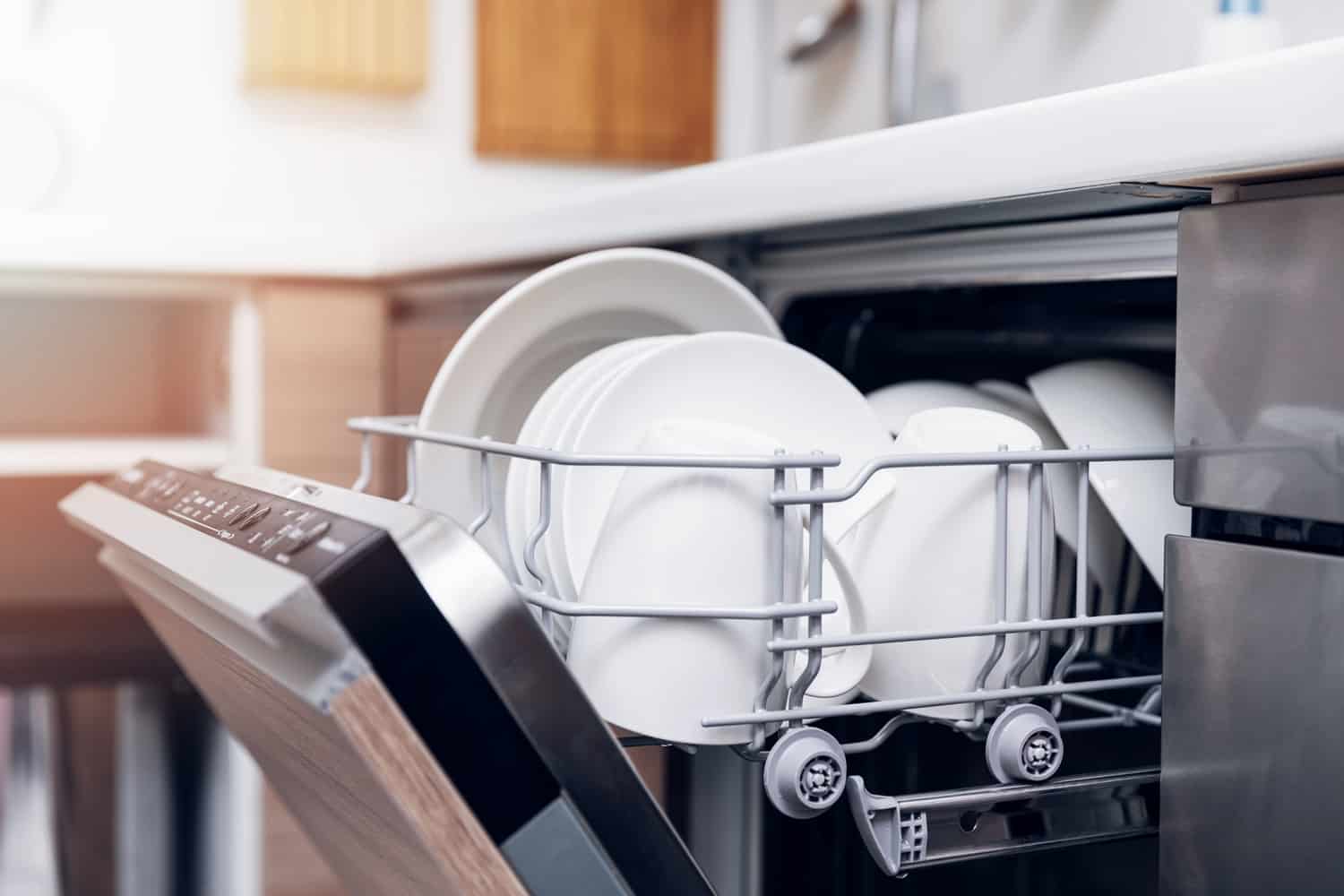 洗碗机与洗过的盘子特写，易于使用和节约水，环保，内置厨房洗碗机bd手机下载