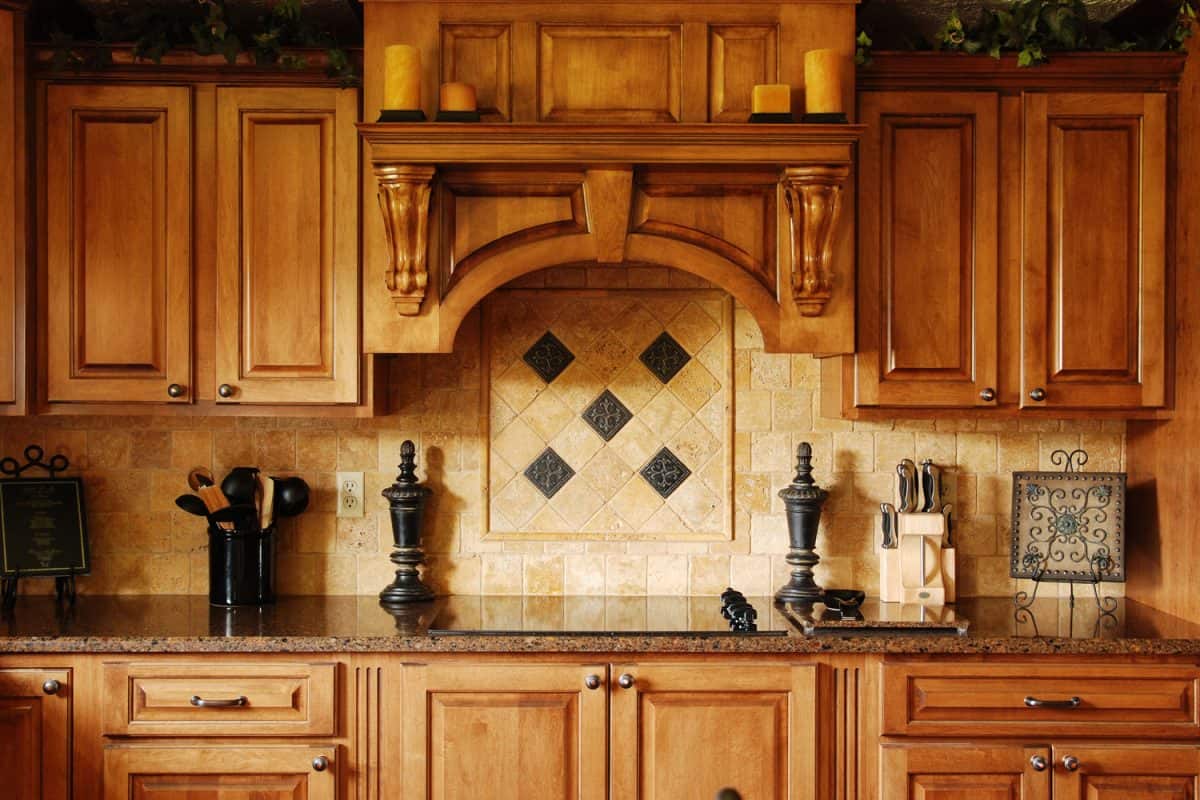 中世纪风格的木质枫木厨房，深色大理石台面bd手机下载
