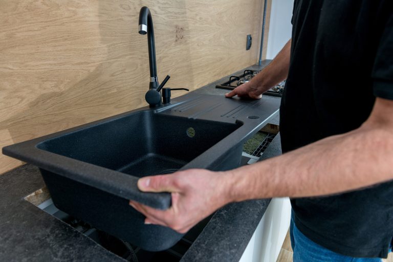 安装一个新的陶瓷水槽在厨房-如何安装新的工作台面的厨房水槽bd手机下载
