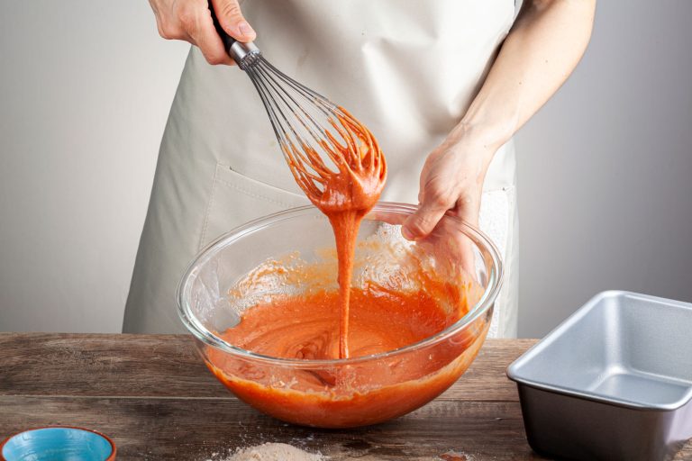 男人橙色混合食用色素在玻璃碗里,如何瘦凝胶食用色素