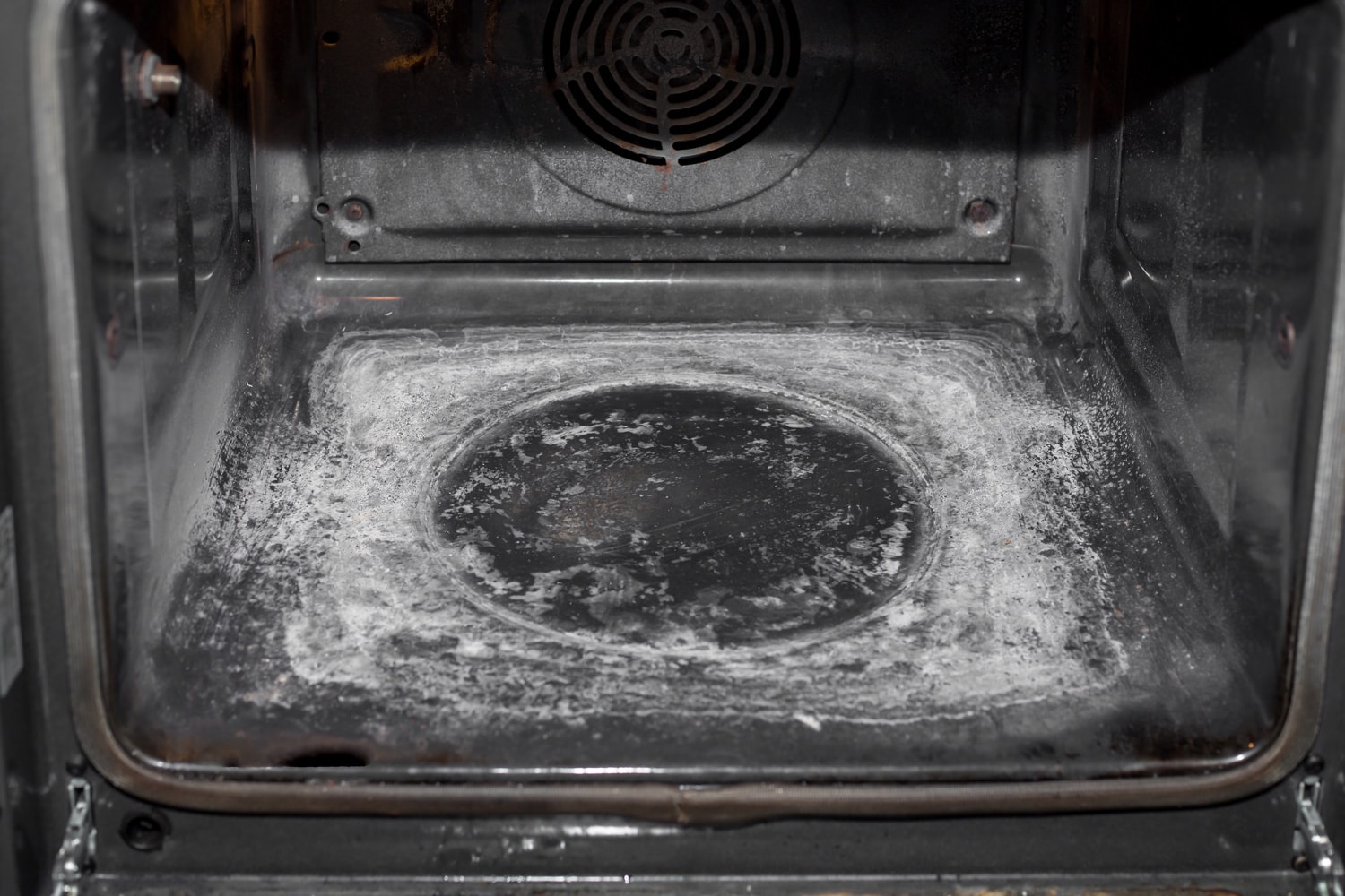 烤箱经过一次自洁后，只需擦干即可