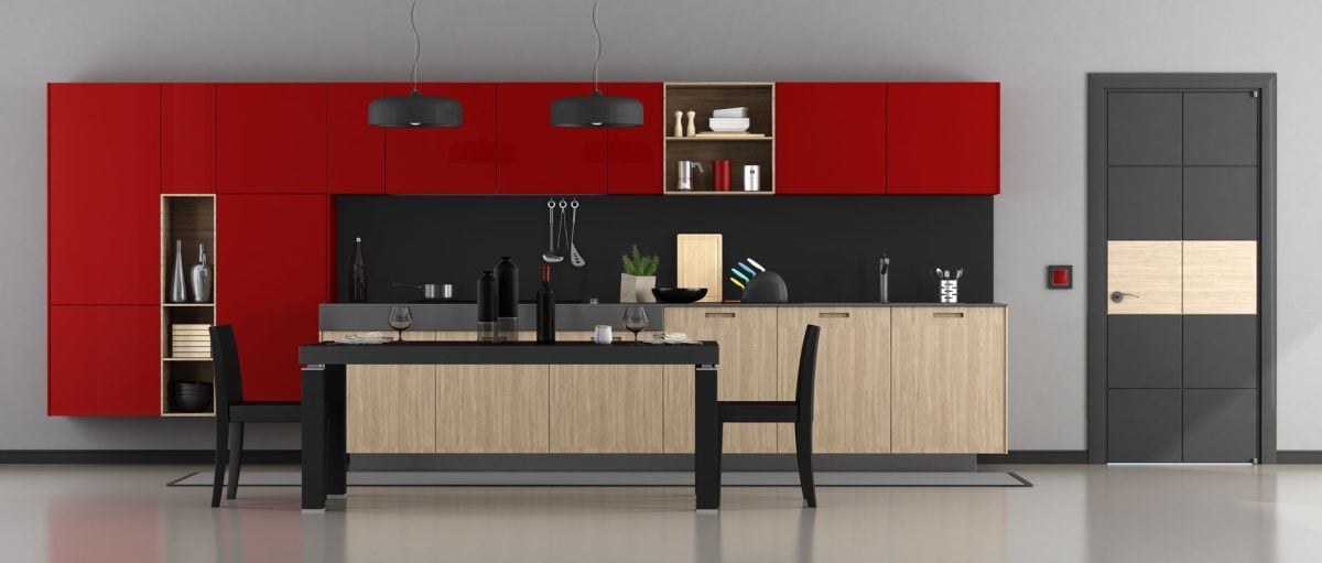 红色的橱柜和灰色的后挡板与厨房水槽上的棕褐色橱柜相匹配bd手机下载