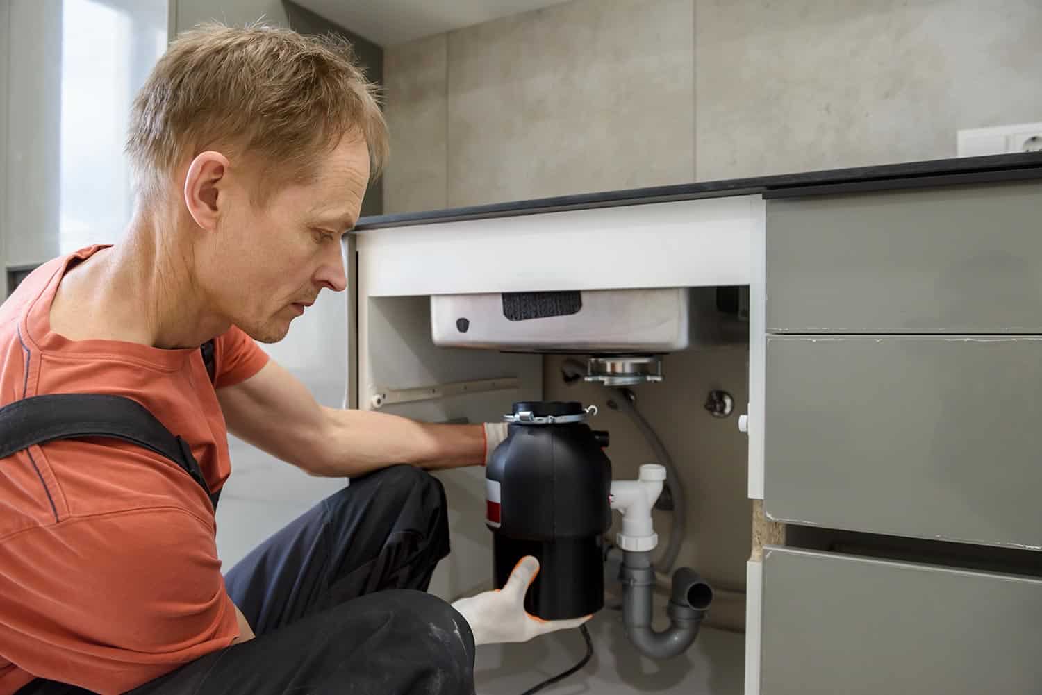 职工对厨房的水槽安装家庭垃圾粉碎机bd手机下载”width=