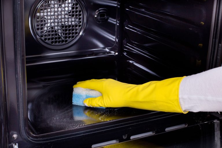 使用黄色的防护手套清洁烤箱,自我清洁烤箱火——这是好的吗?
