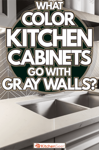 现代厨房的内部有灰色图案的后挡板，白色台面bd手机下载的双水槽里的水龙头，什么颜色的厨房橱柜配灰色的墙壁?