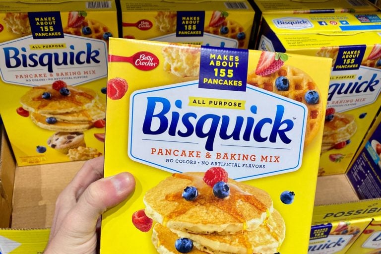 一大盒Bisquick万能煎饼和烘焙粉，你能用Bisquick代替面粉吗?[肉汁、饺子、华夫饼等]