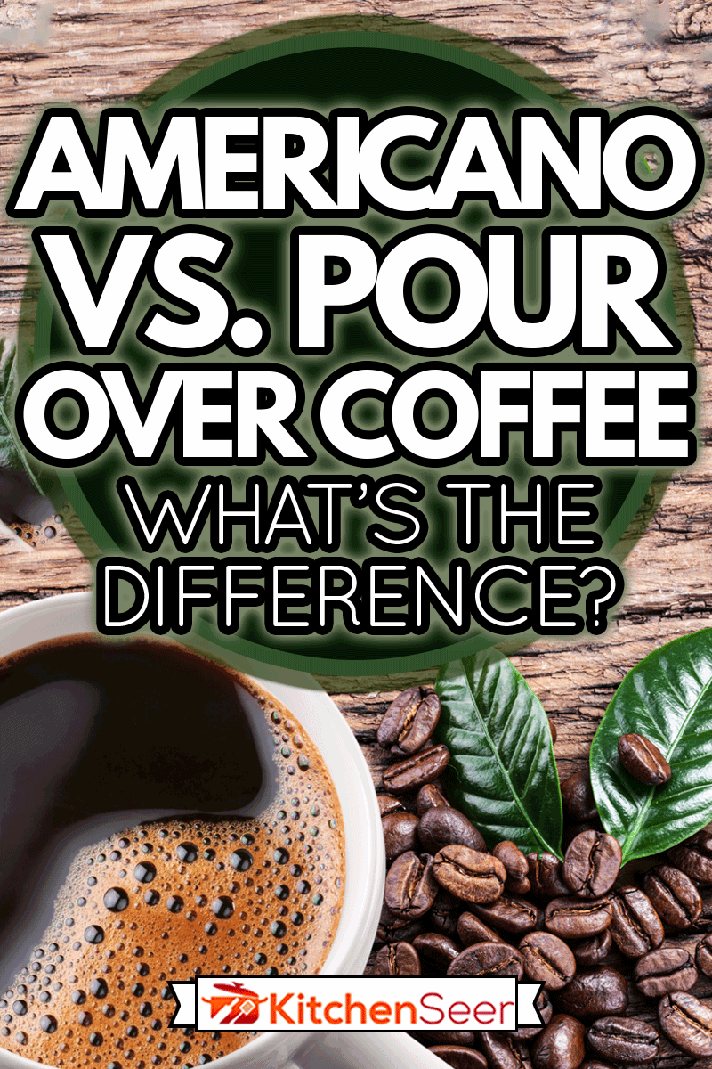 一杯美式咖啡和木桌上靠近杯子的烘焙咖啡豆和叶子，美式咖啡和倒咖啡——有什么不同?