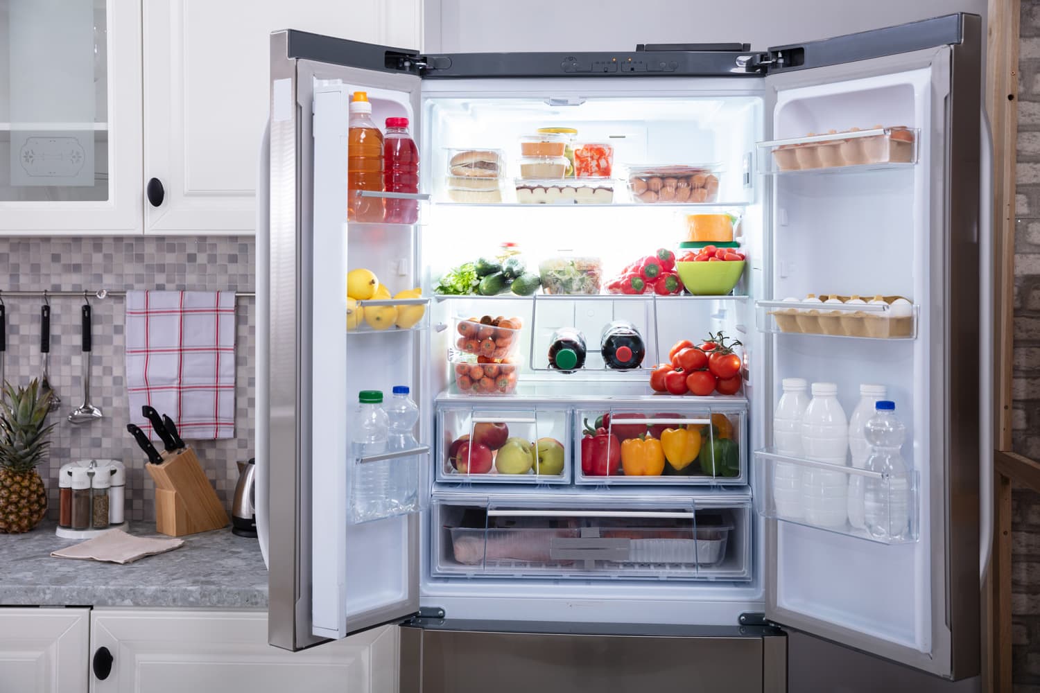 一个装满新鲜水果和蔬菜的开放式冰箱＂width=