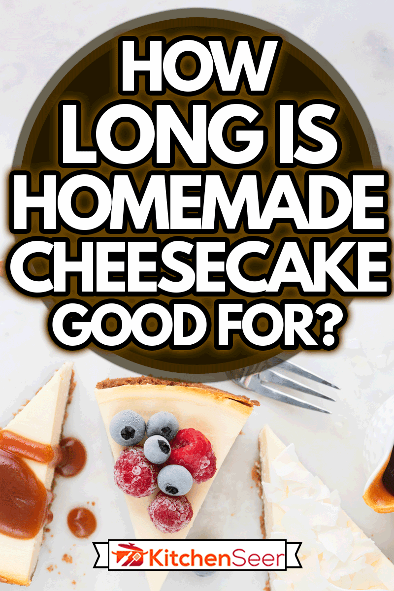 芝士蛋糕片与各种浇头俯视图。焦糖酱，椰子和冷冻浆果芝士蛋糕，自制芝士蛋糕能吃多久?