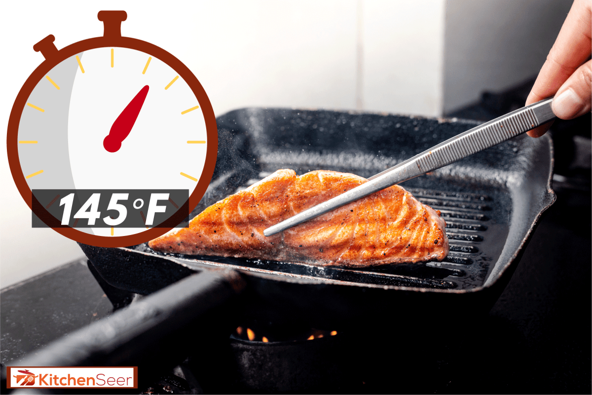 厨师完美地烤他的三文鱼菜，在炉子上的平底锅里煮鲑鱼要多长时间?”width=