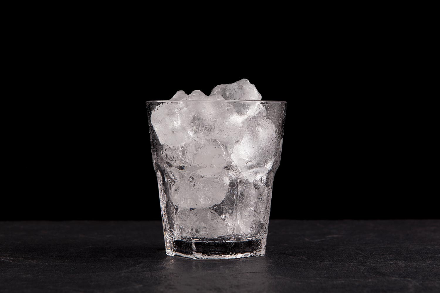 冰块装在透明的玻璃杯里