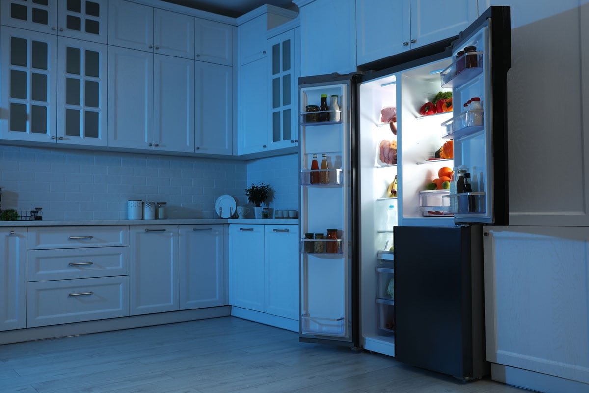 晚上打开冰箱放满食物