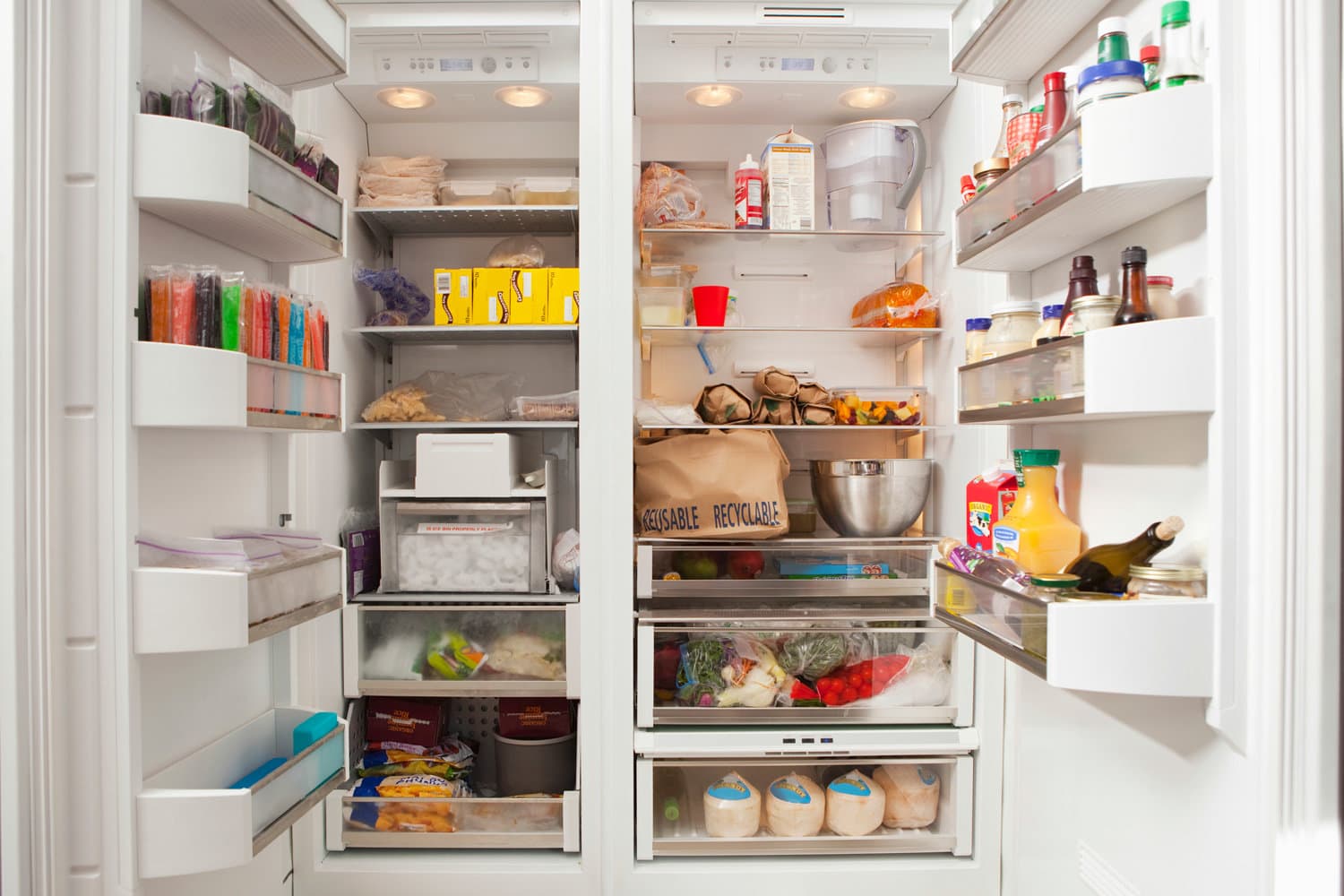 在商用厨房打开冰箱，储存食品bd手机下载