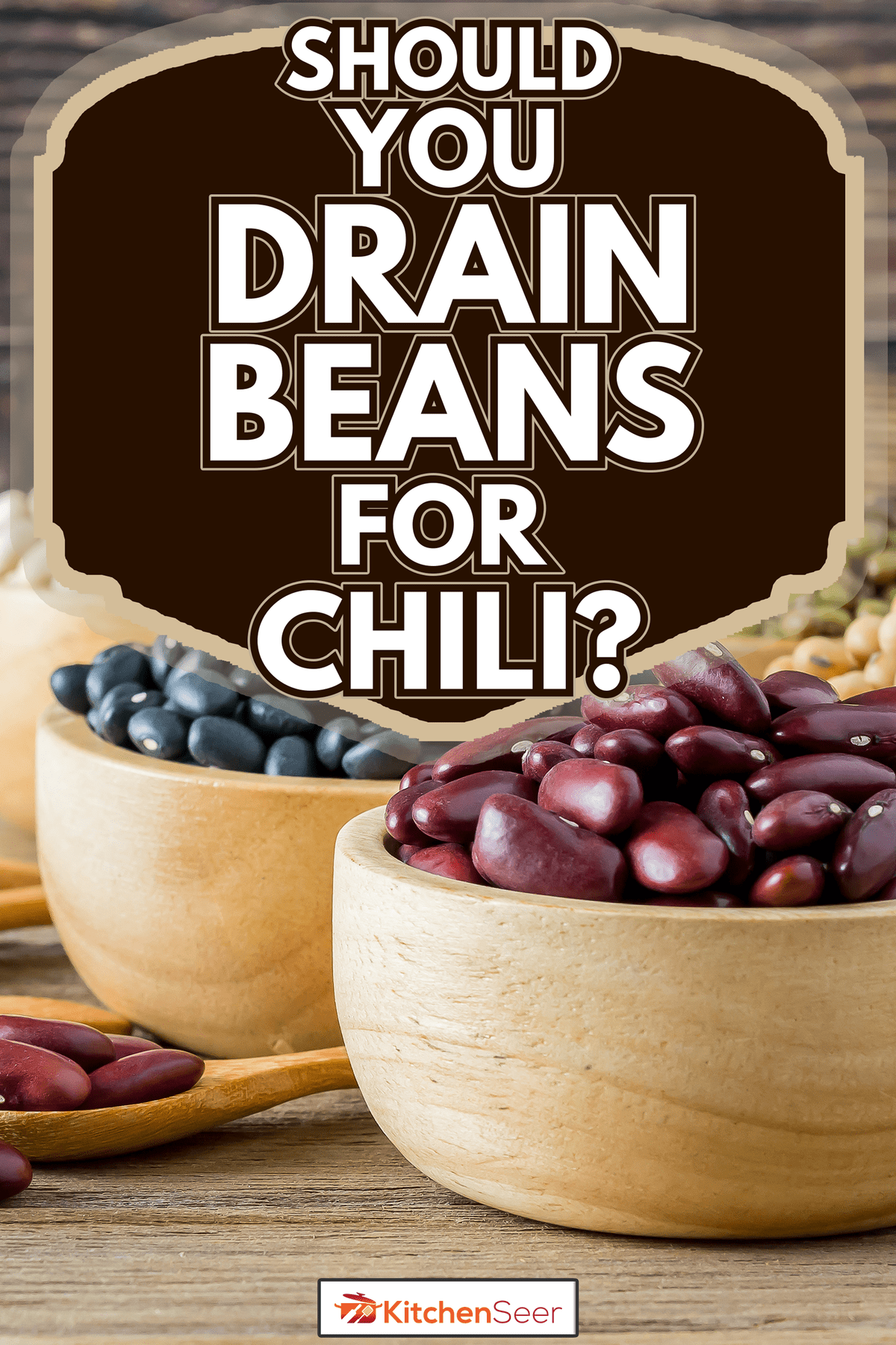 各种谷物，如大豆，黑豆，红豆，干玉米在一个木制的桌子背景的木杯-你应该为辣椒榨干豆子