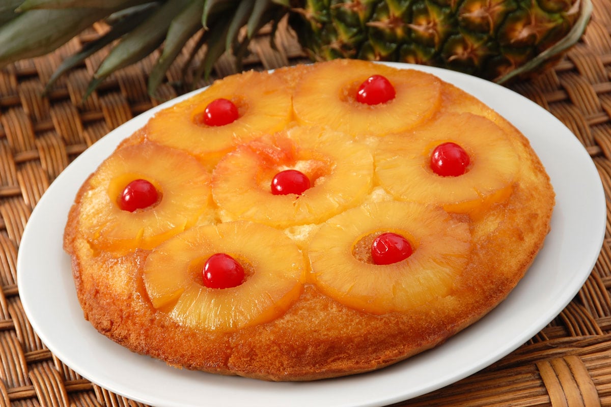 复古的经典甜点，菠萝倒置蛋糕装饰有樱桃。