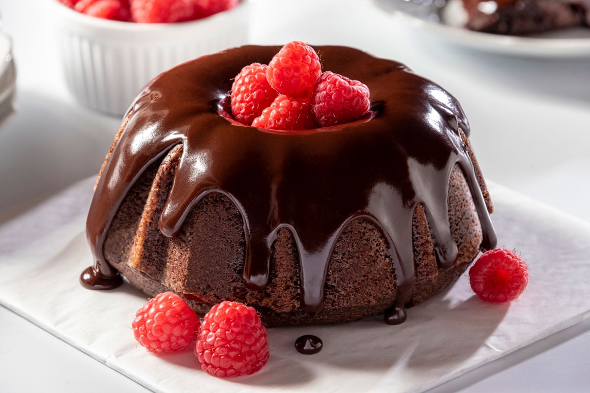 漂亮的迷你巧克力蛋糕，巧克力甘纳许和覆盆子