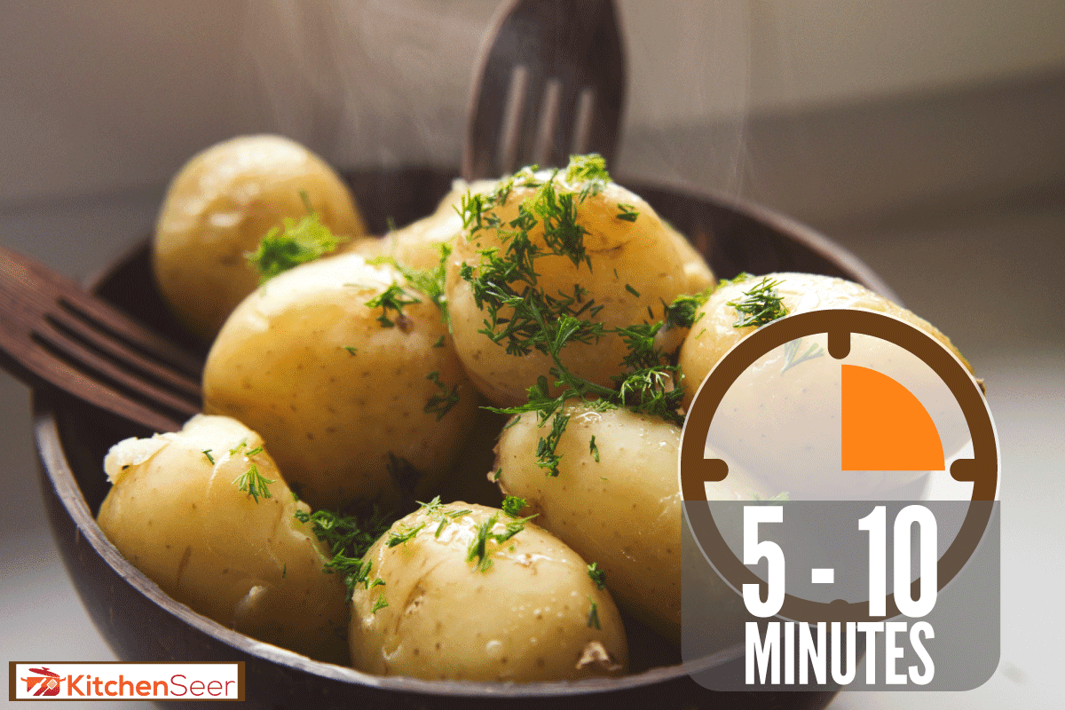 煮土豆与黄油和莳萝服务在生态椰子碗，多长时间半煮土豆