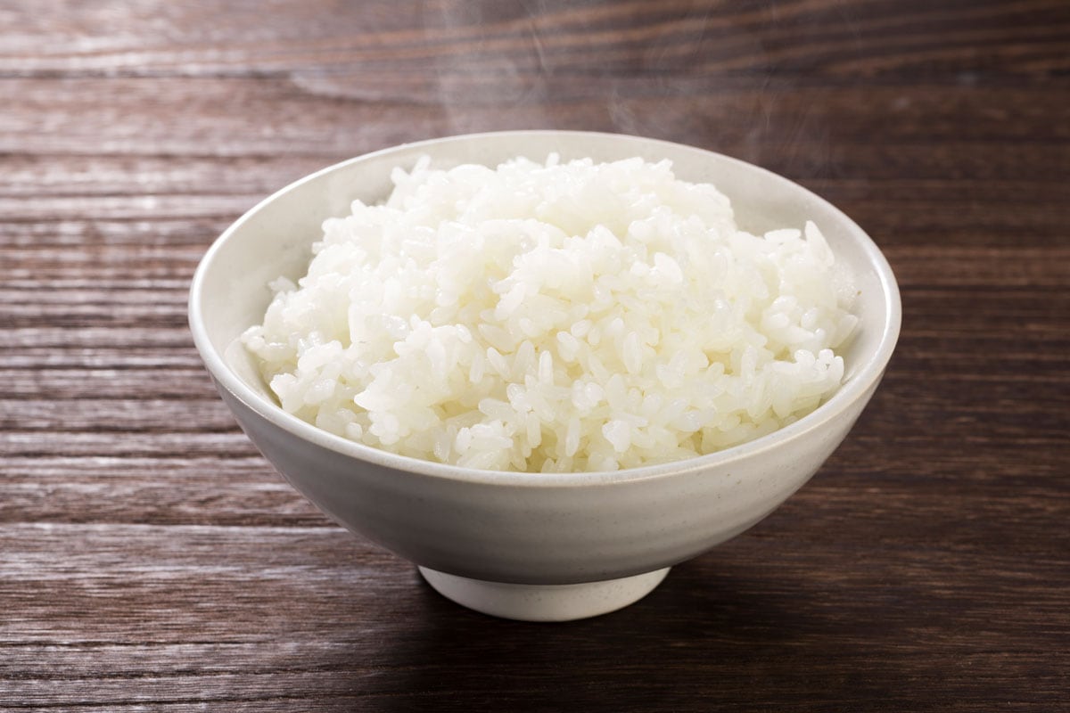 木桌上的白碗里盛着日式白米饭