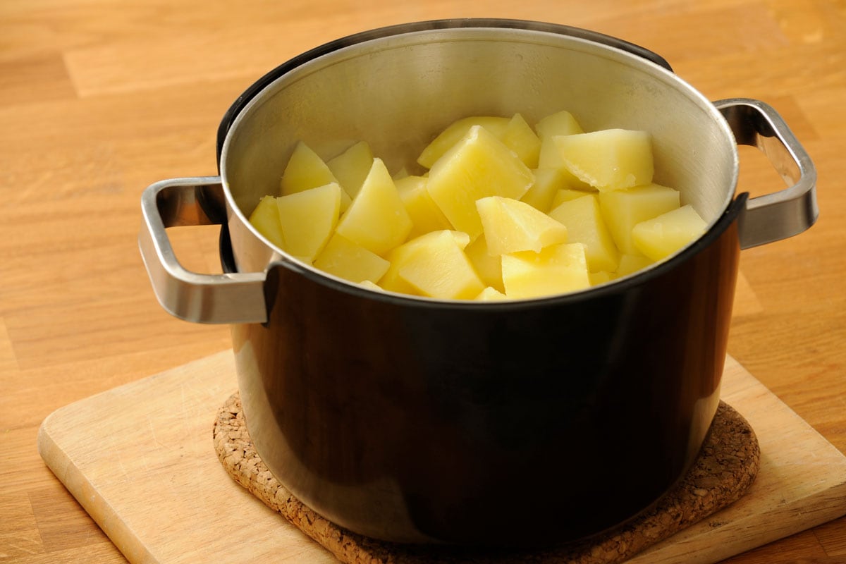 平底锅盛熟土豆