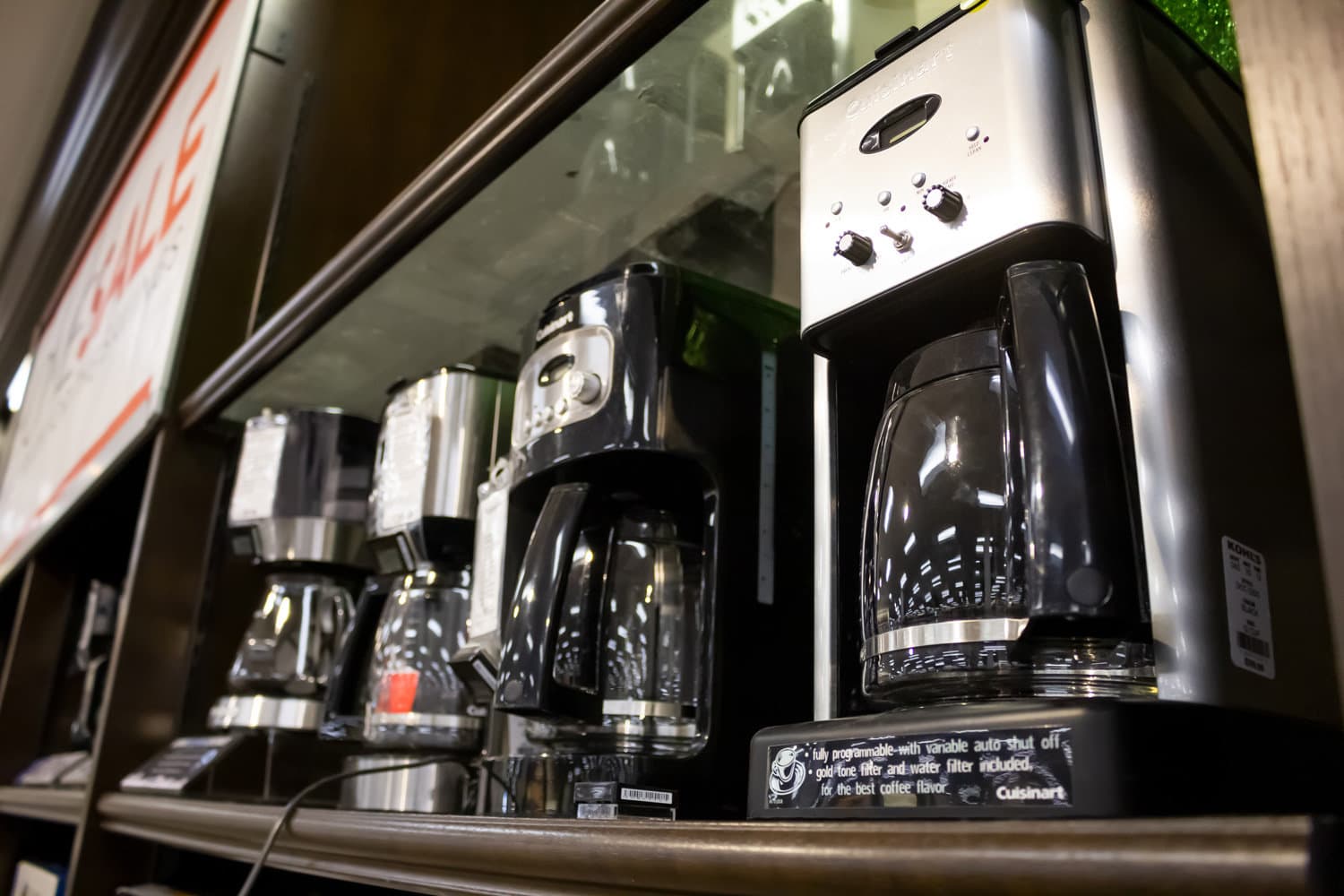 当地一家百货商店展示的几台Cuisinart咖啡机。