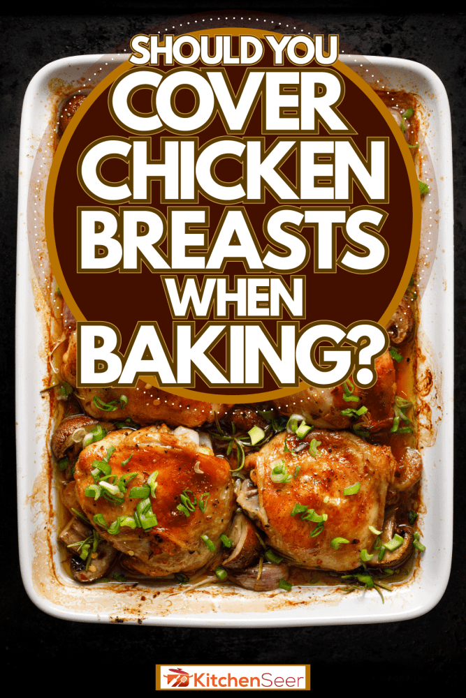 用香葱装饰的烤鸡胸肉，烤的时候应该盖上鸡胸肉吗?