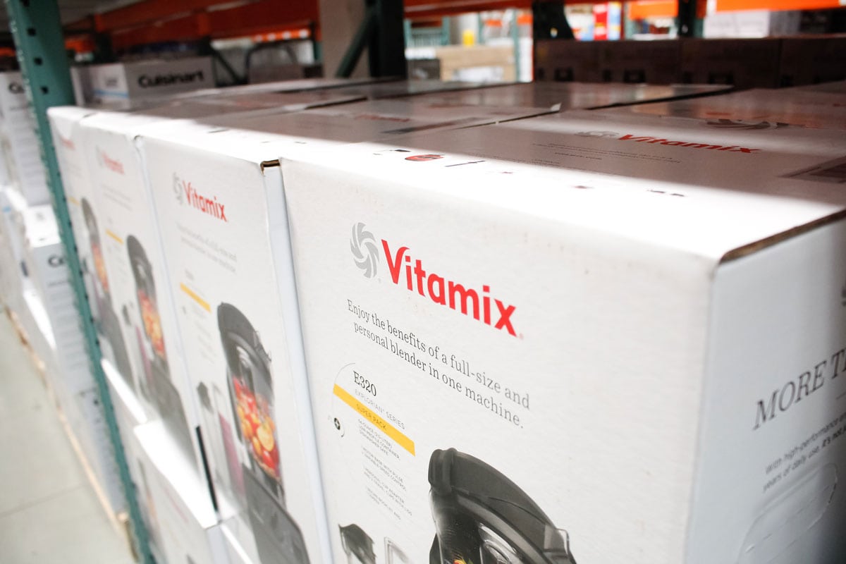 商店货架上有大盒的Vitamix搅拌机出售