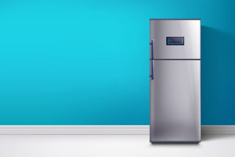 冰箱在一个浅蓝色的墙,你能冰箱插入浪涌保护器或电源板吗?