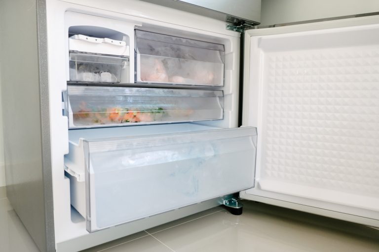 一个打开的底部冰柜，一个打开的底部冰柜，如何在GE底部冰柜上打开制冰机