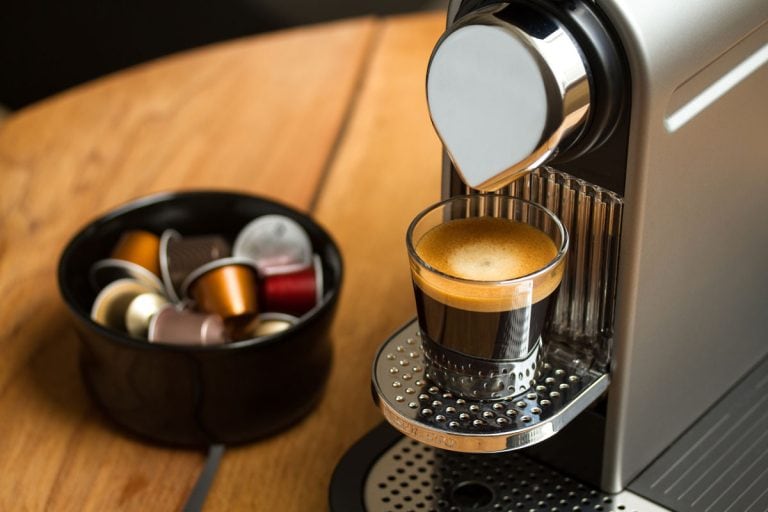 现磨咖啡在玻璃站在银雀巢咖啡机、雀巢机泄漏——要做什么?