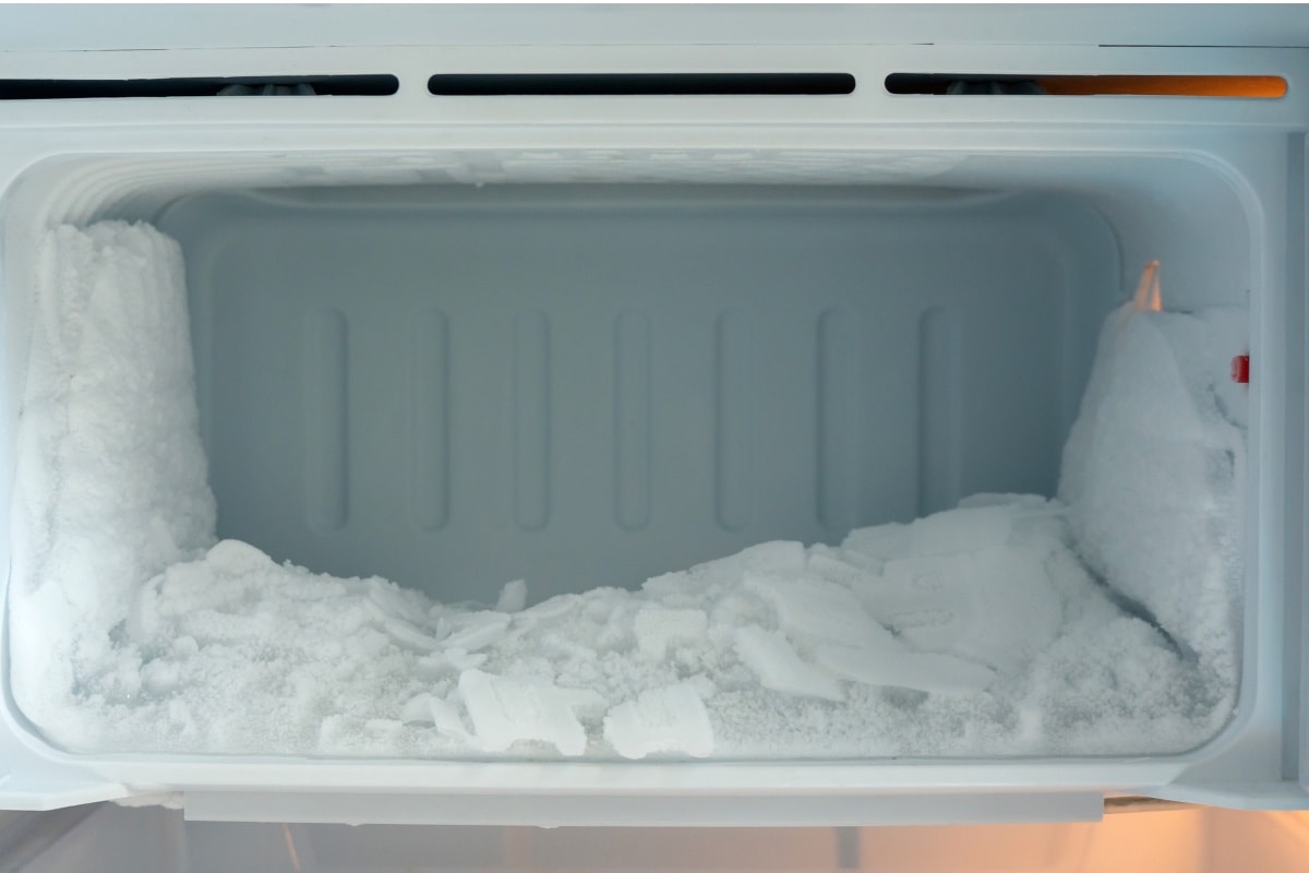 结霜——空冰箱里结冰。
