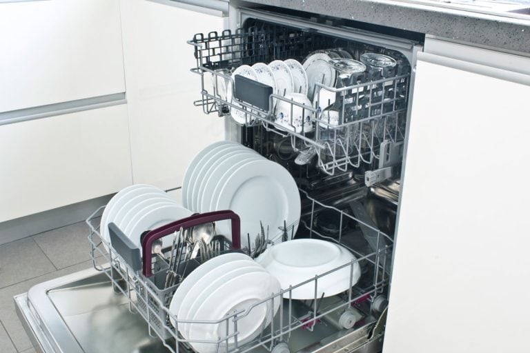 打开洗碗机用干净的盘子在白色的厨房,如何将排水软管连接到洗碗机bd手机下载
