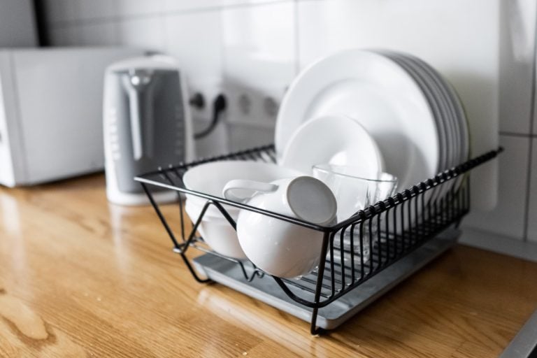 预算和轻量级抗菌餐具滤排水板在现代北欧厨房。bd手机下载碗碟架拥有很多盘子和杯子木制台面,白色的墙砖,水槽和水龙头,对微波炉和洗碗机都最好的餐具是什么?