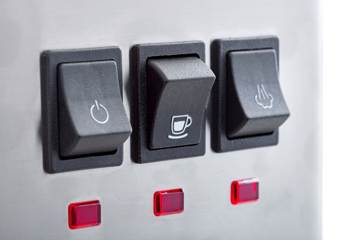 黑色塑料按钮与打开咖啡与一个白色的杯子图标面板