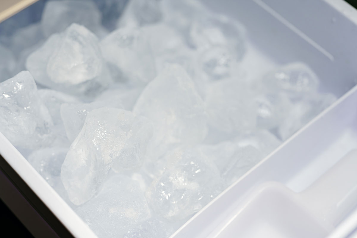 在制冰机里装满它的冰块