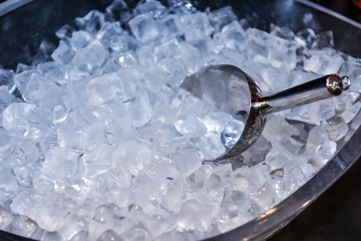 冰桶里的冰，在酒吧里为活动派对准备的冰