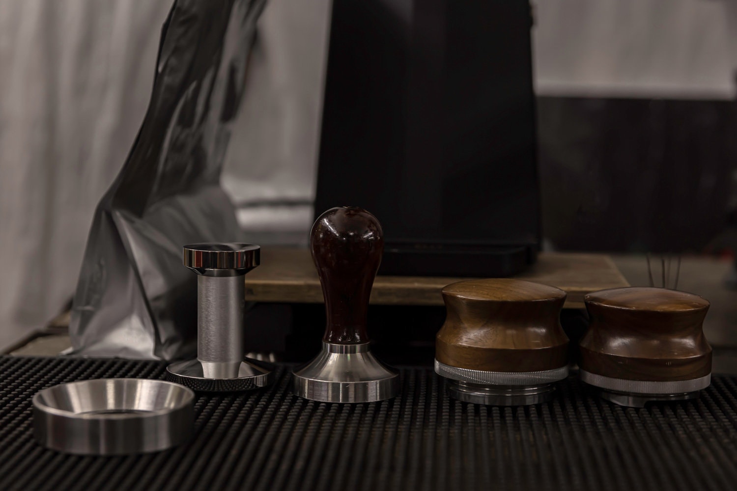 在咖啡店,咖啡壶咖啡机和酿造设备准备服务。