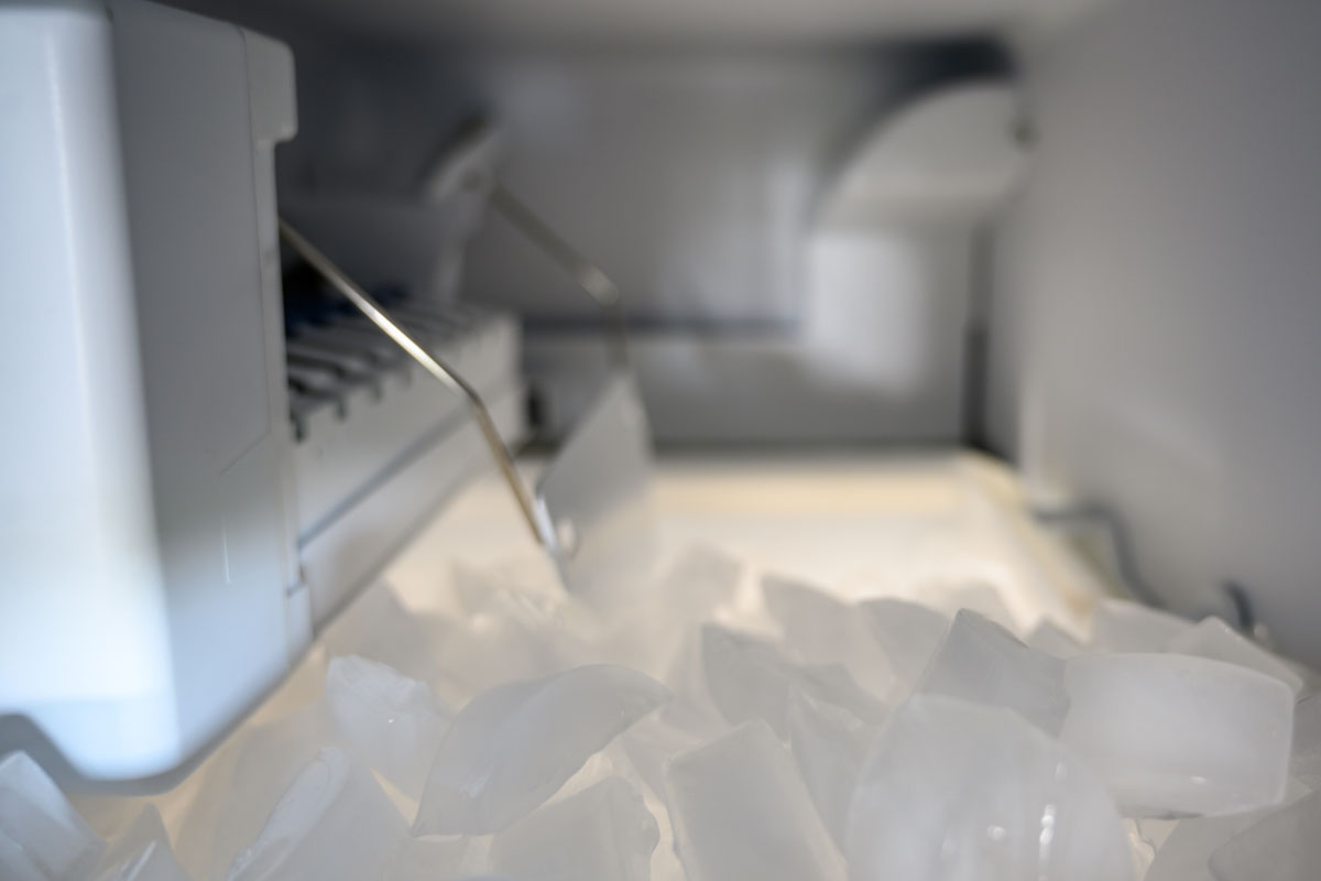 在冰箱里，自动制冰机堆着冰块