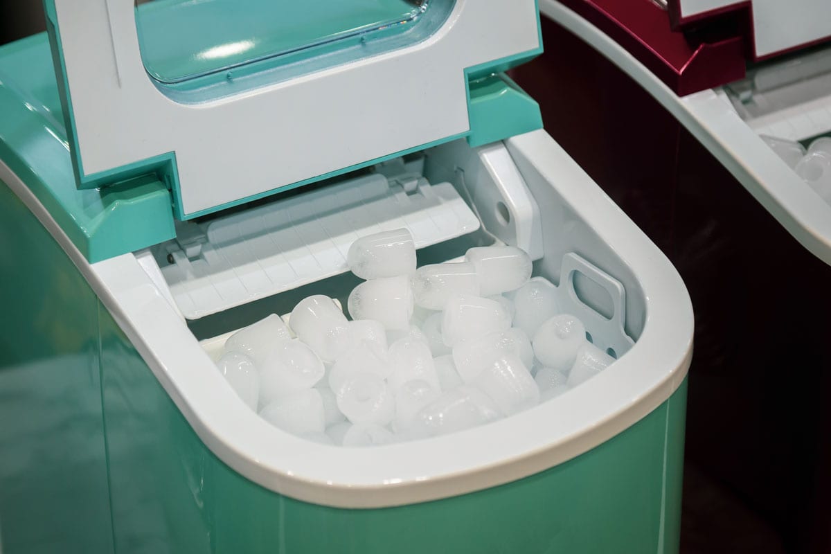 薄荷绿色便携式制冰机满载冰块