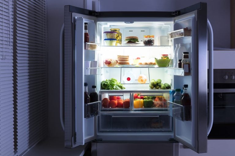 开放的冰箱充满活力和新鲜蔬菜在厨房,冰箱里听起来像流水潺潺bd手机下载
