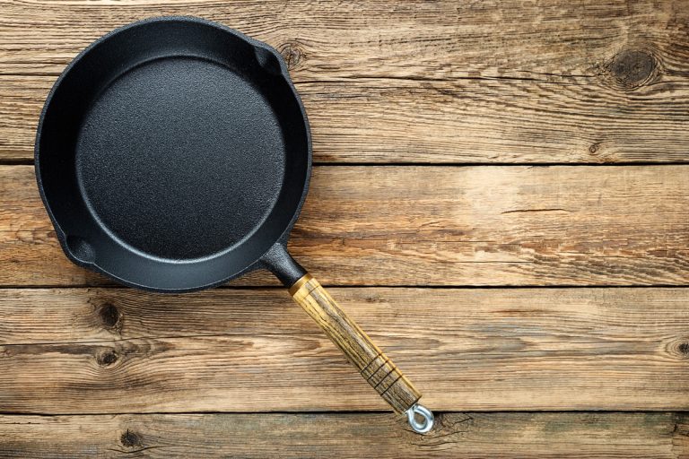 黑色不粘煎锅放在桌上,石头炊具的优点,缺点,考虑为您的厨房bd手机下载