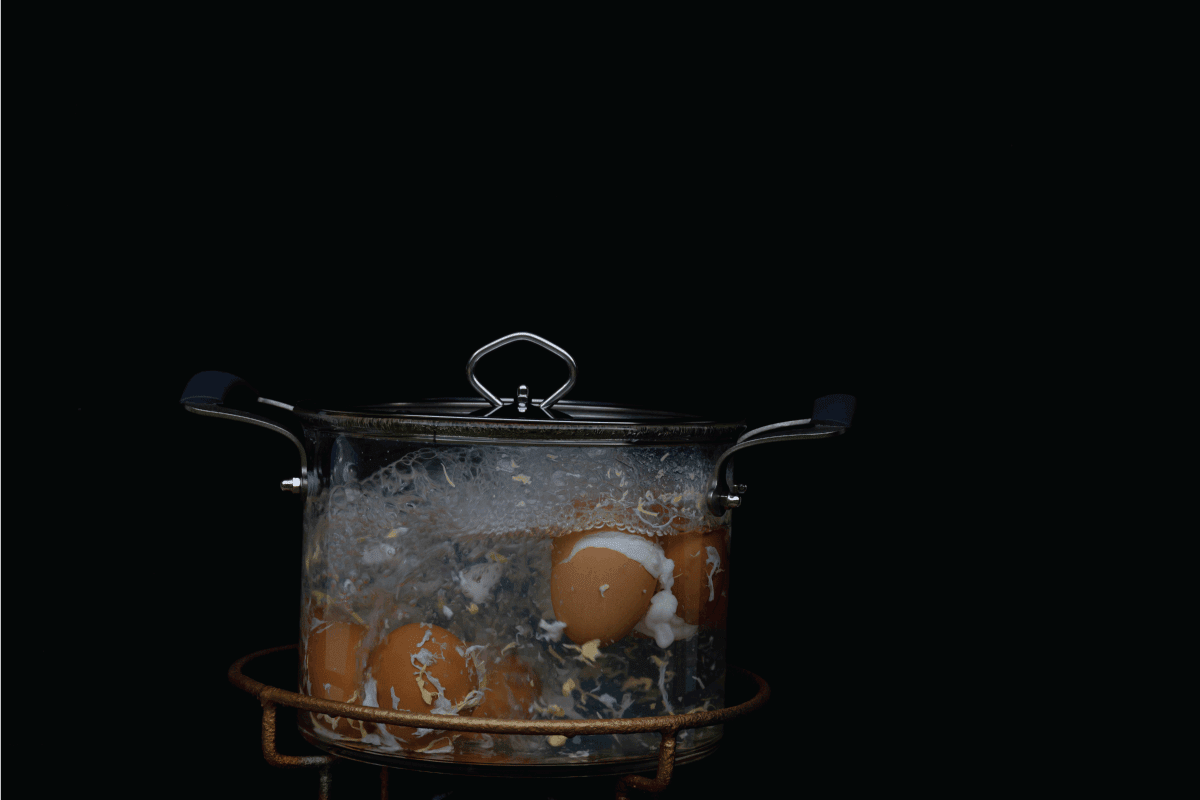 煤气炉上玻璃锅煮鸡蛋，透明锅打鸡蛋