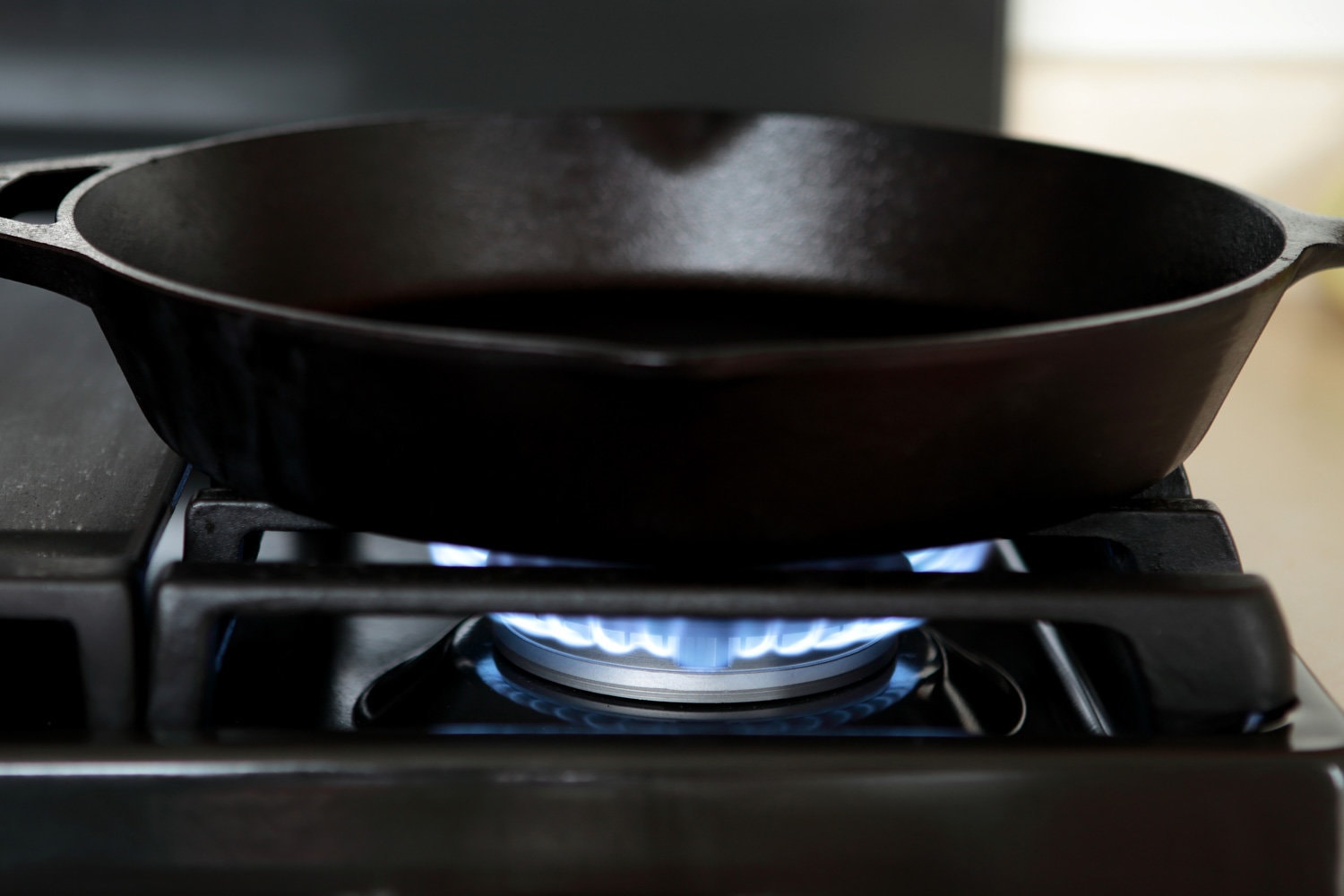 铸铁锅加热煤气灶。