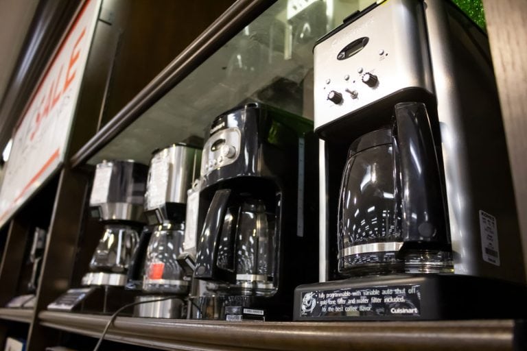 Cuisinart咖啡壶全新的显示在商店,跨入咖啡机点击噪音——为什么和怎么做?