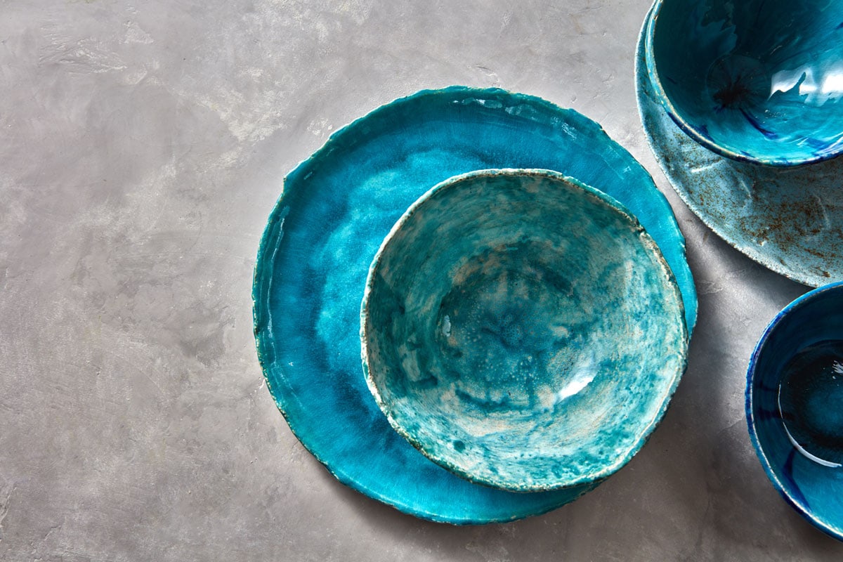 装饰性陶器——碗、盘子上盖着灰色的釉