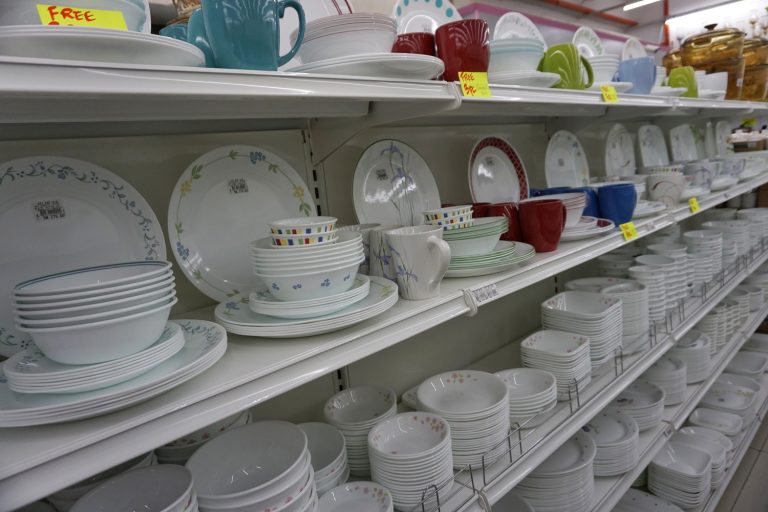 餐具组Corelle品牌锅,盘子和杯子在商店货架上——可以Corelle或Corningware是正确的