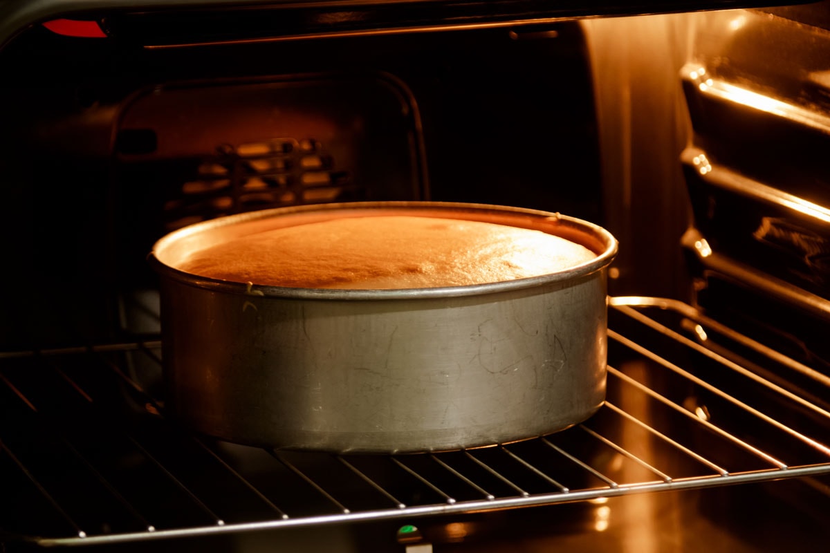 双层蛋糕放入热烤箱，自制烘烤